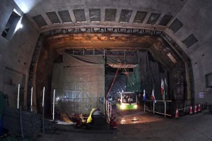 ÐÂ»ªÉçÕÕÆ¬£¬Öéº££¨¹ã¶«£©£¬2017Äê7ÔÂ7ÈÕ ¸ÛÖé°Ä´óÇÅÖ÷Ìå¹¤³ÌÈ«Ïß¹áÍ¨ ÕâÊÇ¸ÛÖé°Ä´óÇÅº£µ×ËíµÀµÄ×îÖÕ½ÓÍ·£¨7ÔÂ5ÈÕÉã£©¡£ 7ÔÂ7ÈÕ£¬¸ÛÖé°Ä´óÇÅº£µ×ËíµÀÕýÊ½¹áÍ¨¡£ÕâÒ²ÒâÎ¶×ÅÈ«Çò×î³¤µÄ¿çº£´óÇÅ¡ª¡ª¸ÛÖé°Ä´óÇÅÊµÏÖÁËÖ÷Ìå¹¤³ÌÈ«Ïß¹áÍ¨¡£ ¸ÛÖé°Ä´óÇÅÊÇÁ¬½ÓÏã¸Û¡¢Öéº£¡¢°ÄÃÅµÄ³¬´óÐÍ¿çº£Í¨µÀ£¬È«³¤55¹«Àï£¬½¨³Éºó½«³ÉÎªÊÀ½ç×î³¤µÄ¿çº£´óÇÅ¡£ÆäÖÐ£¬¹¤³ÌÁ¿×î´ó¡¢¼¼ÊõÄÑ¶È×î¸ßµÄÊÇ³¤Ô¼29.6¹«ÀïµÄÇÅ¡ªµº¡ªËí¼¯ÈºµÄÖ÷Ìå¹¤³Ì¡£ ÐÂ»ªÉç¼ÇÕß ÁºÐñ Éã