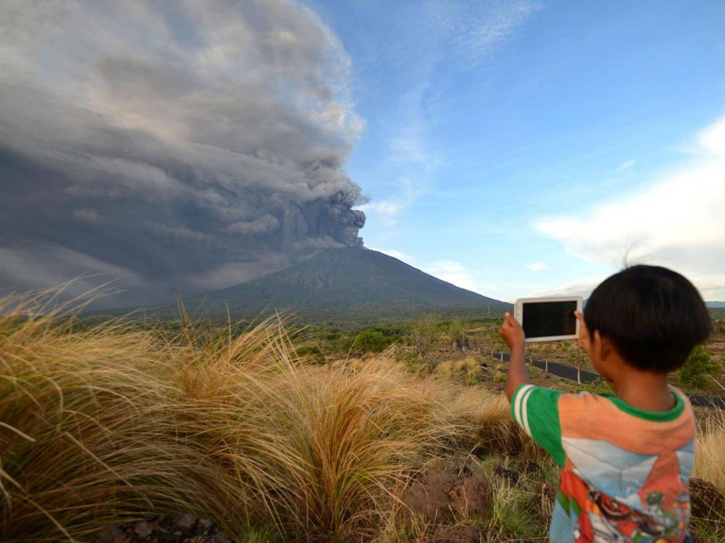 mount-agung-erupts-1
